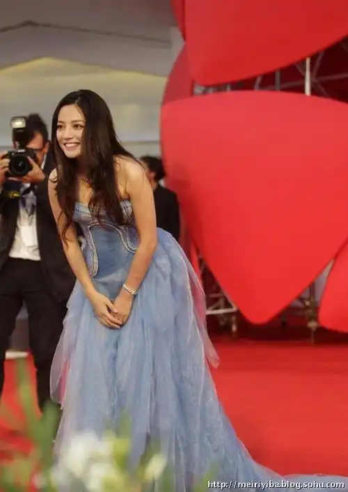 赵薇紫霞仙子低胸装亮相威尼斯电影节惊艳(组图)