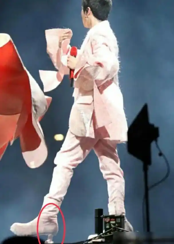 华晨宇为了显腿长,在台上穿高跟鞋表演,女生看完之后都自愧不如