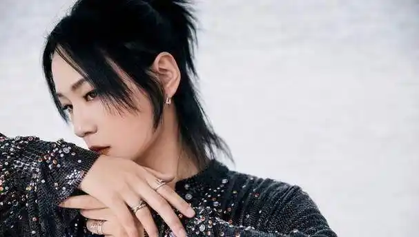 裙子还是菱形的设计超级有70年代的复古时髦感,因为周笔畅的身高稍微