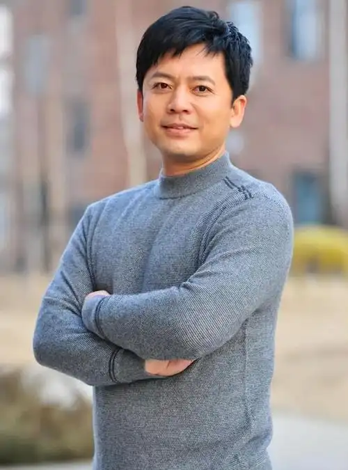 回顾何政军:受父亲影响演了一辈子军人,和妻子结婚30年无绯闻