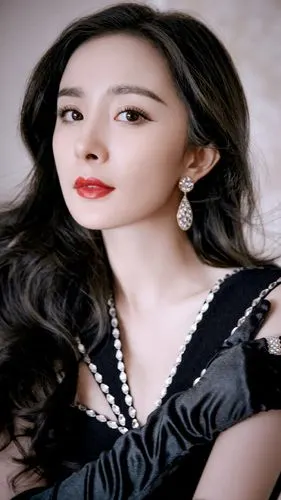 杨幂一袭黑色长裙,高贵冷艳,气质非凡,这身太可了_高清图集_新浪网