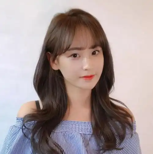 甜妹的空气刘海发型,留着长发,留着空气刘海,真的很棒.