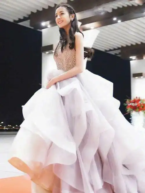 我喜欢一位花艺师,她叫凌凌七9978我喜欢一种酷女孩,她叫关小迪9