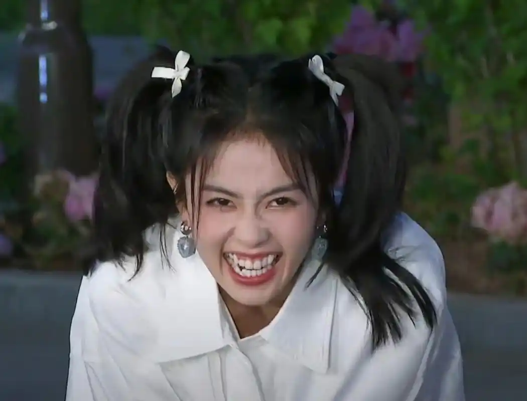 白鹿整牙前后对比照,其实底子一直都很好