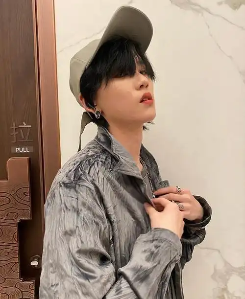 喻言的满背已经够绝了,这次又看到陆柯燃的花臂,真是一个比一个霸气