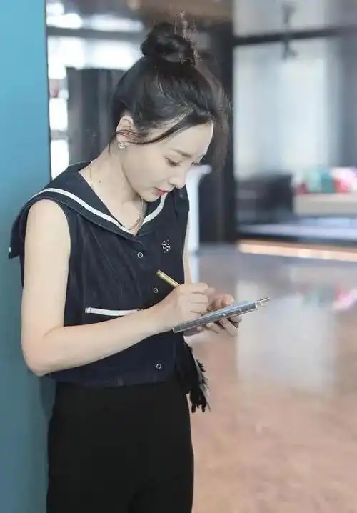 43岁柳岩近照曝光,身材纤瘦曲线变平,穿紧身瑜伽裤引热议