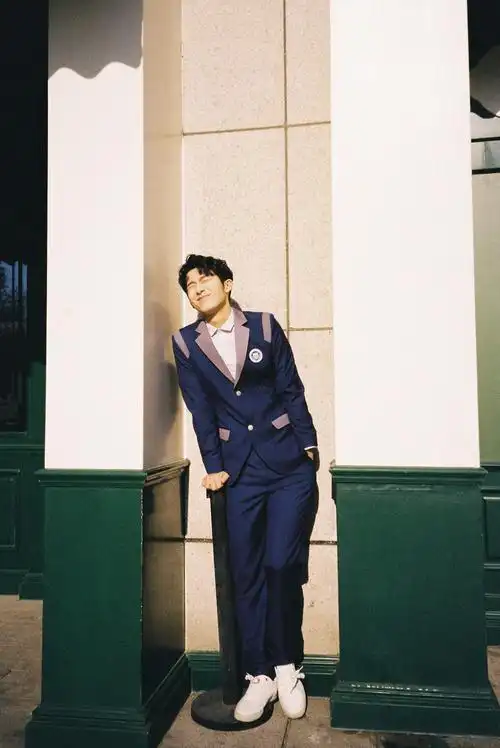 郝富申沐浴阳光变"闪光少年"学院风穿搭洋溢青春气息_凤凰网娱乐_凤凰