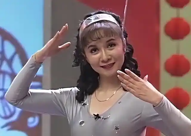 从"小品女王"到被观众喊"滚出春晚",蔡明到底做错了什么