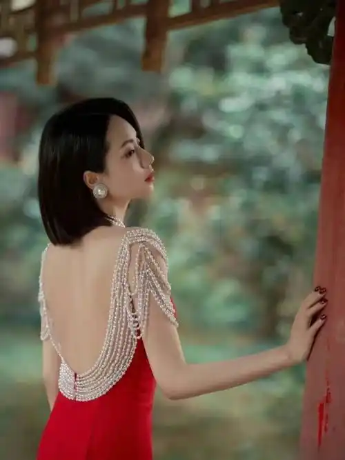 原创闪耀订婚仪式刘惜君酒红色显瘦露背礼服惊艳登场