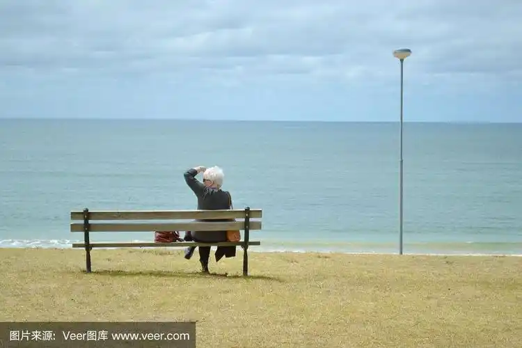 在海滩上等人的女人