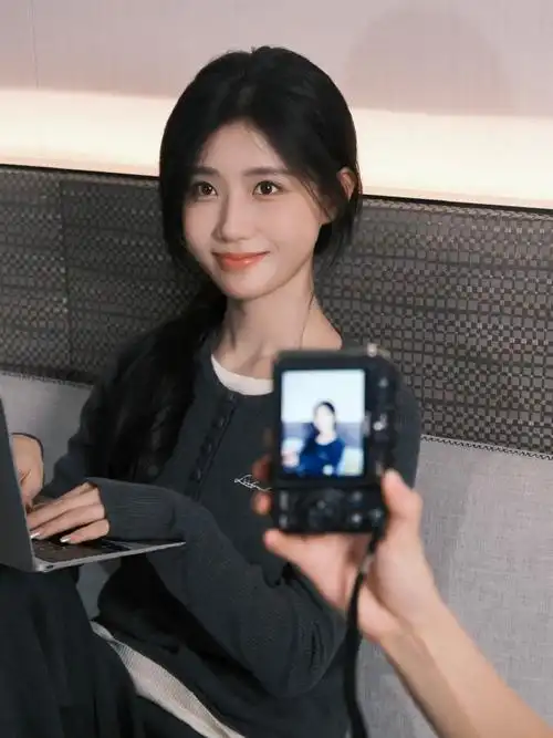 陈意涵estelle超话#意瞬间#  曦光漫洒,时光悠然,小陈总@陈意涵