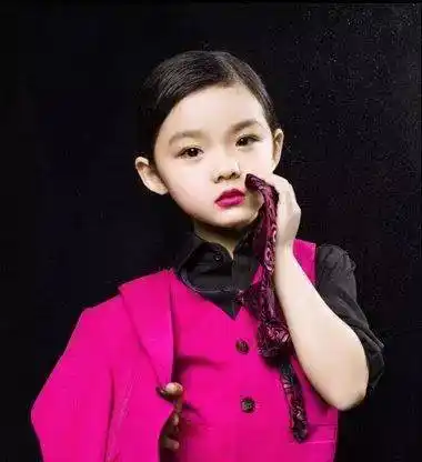 小女生长发扎发淑女也是从小养成的