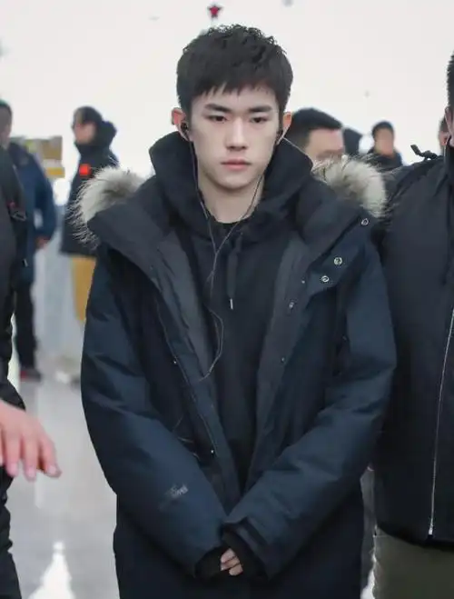 易烊千玺剪短发现帅气硬朗五官成三小只里的当颜值担当