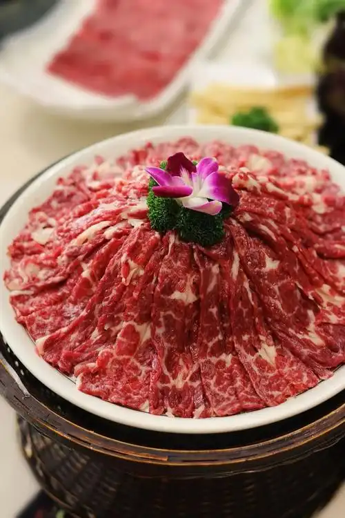 水准的潮汕火锅店,新鲜牛肉是不掉的哦~检验耗牛肉,直接倒立盘子即可