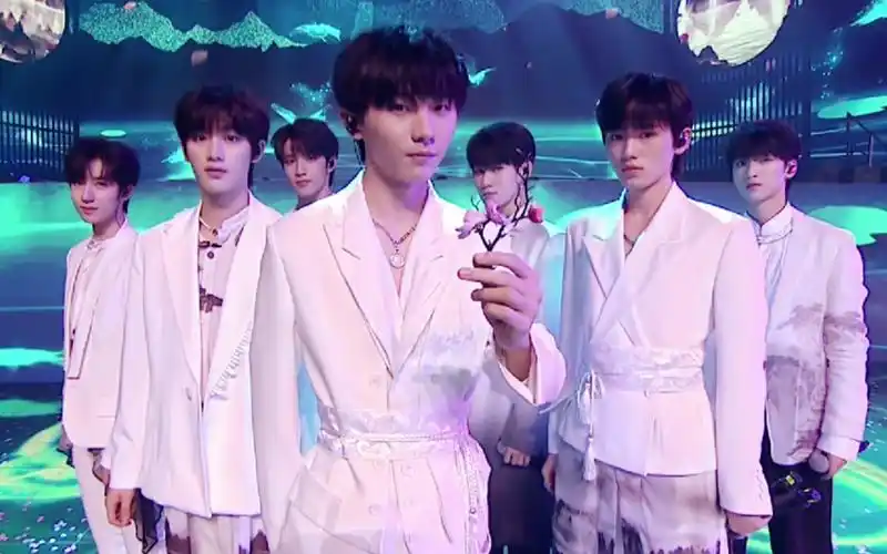 时代少年团花田错浪漫唯美的桃花中七位白衣少年