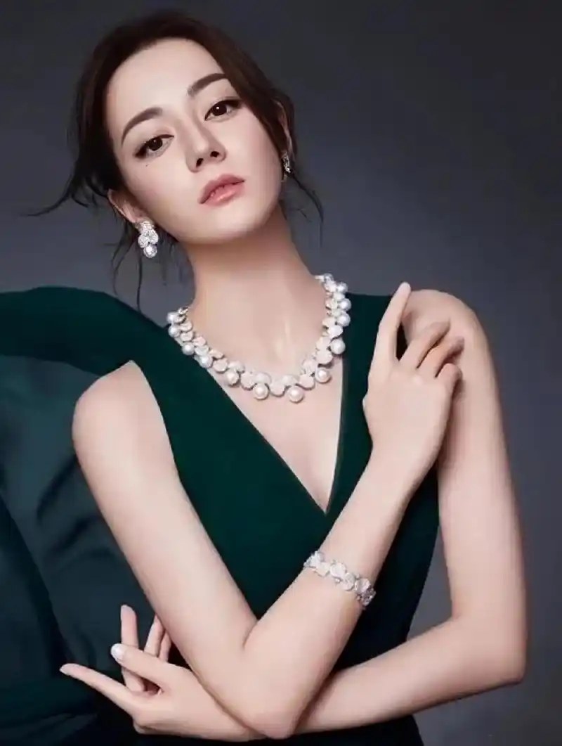 娱乐圈最会戴珍珠女星 迪丽热巴真的太美了 说到文娱圈会戴珍珠的明星