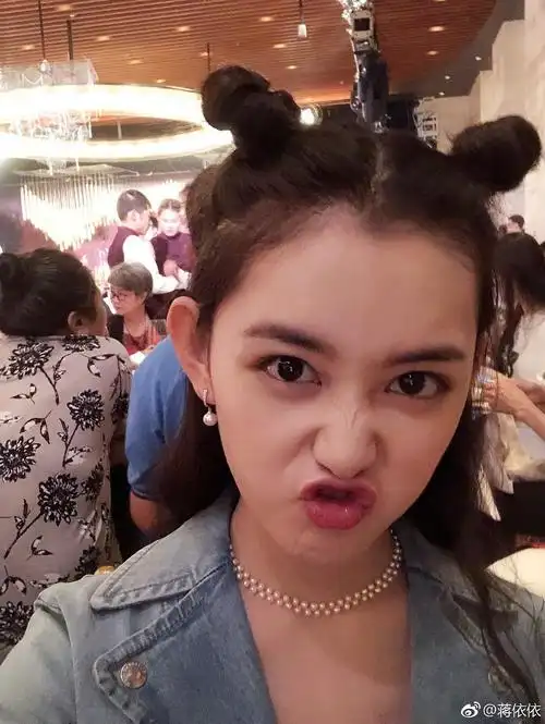 看蒋依依的微博就知道她有多喜欢哪吒头啊哈哈哈哈哈哈另外多说一个