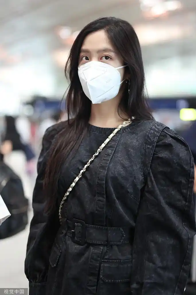 组图:王艺瑾素颜皮肤白皙颜值吸睛 穿泡泡袖牛仔裙变酷girl