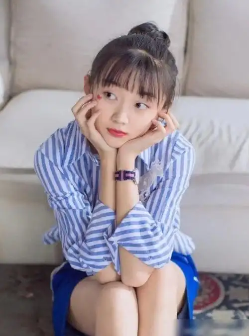 这件曲芷含穿着条纹衬衫,衬衫的款式与身上的蓝色长裙相结合,衬托出她