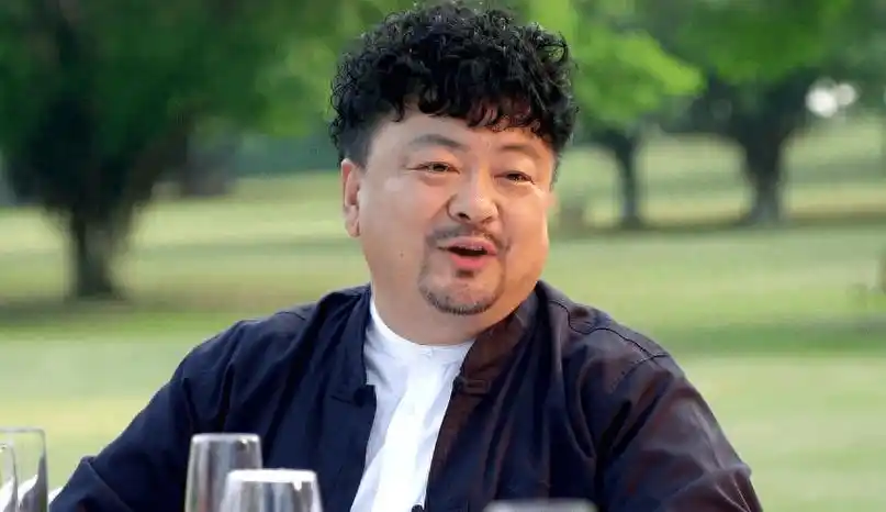 初代军艺校草洪剑涛,27岁因病发胖,与初恋恩爱多年,儿子成骄傲_女子