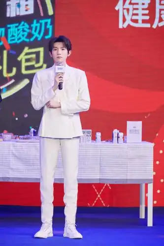 王源身穿白色西装清爽出席品牌见面会 现场畅谈健康生活理念分享营养