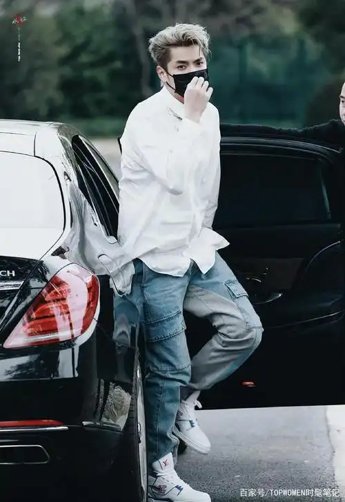 从车上走下来的吴亦凡,脚上则是搭配了一双白色高帮鞋,一头银色发型的