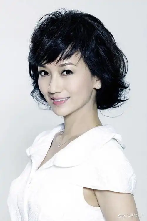 赵雅芝穿绿色碎花裙清新淡雅,笑容明艳少女感十足