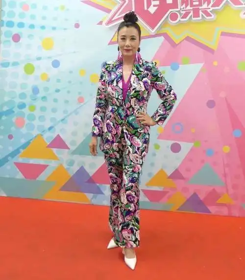 修饰腿部线条,衬得双腿纤长又笔直,汪明荃搭配了一双白色的尖头高跟鞋