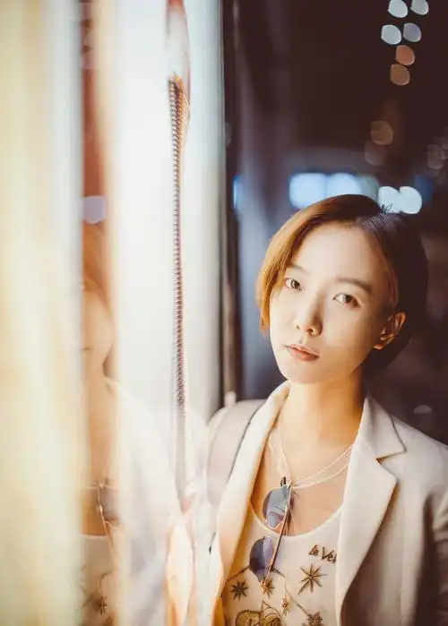 王珞丹着潮装现身机场 启程戛纳电影节