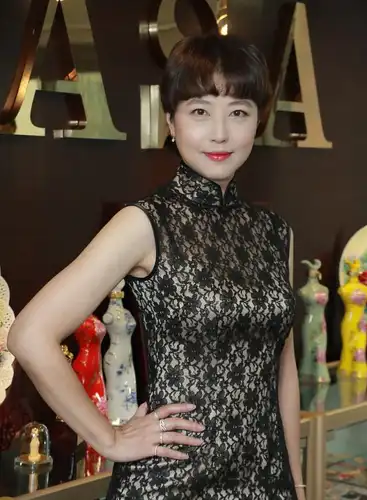 53岁周海媚身材惊艳,一袭黑色旗袍性感妩媚,搭配黑色丝袜显时髦