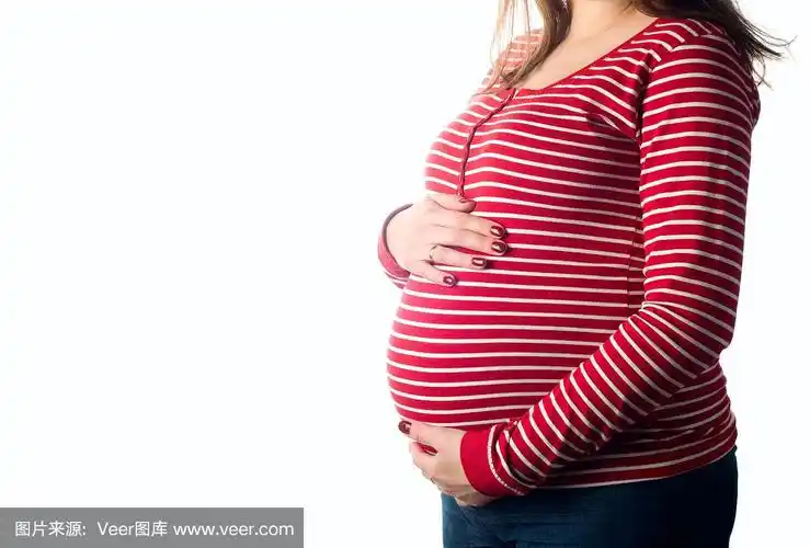 穿着红色的孕妇抱着大肚子