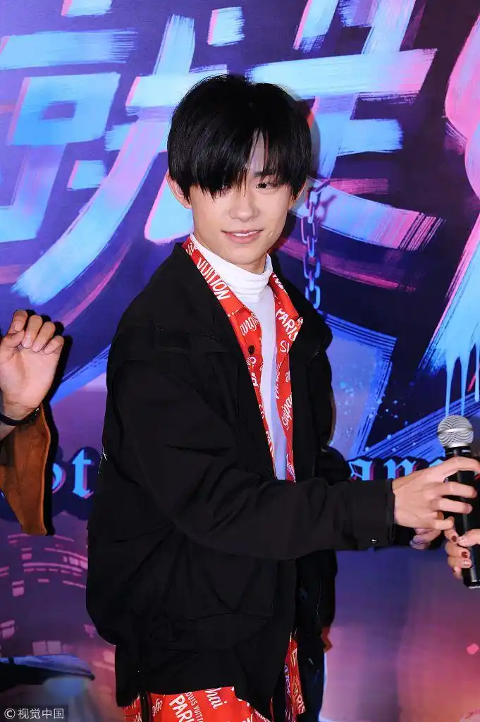 易烊千玺刘海遮眼新发型上热搜 被赞漫画里走出来的王子_新浪看点