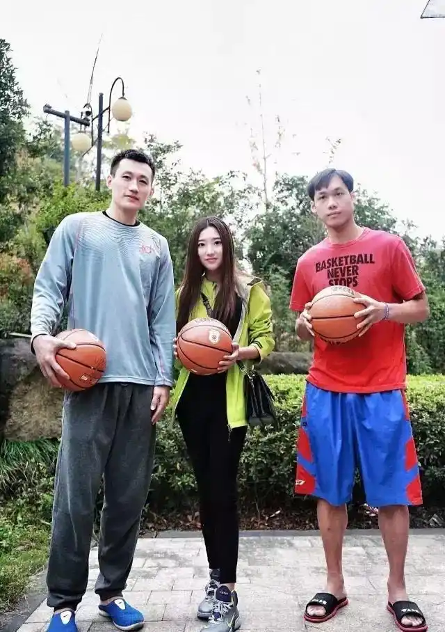 篮球女神身高1米75, 因伤退役成篮球记者, 网友: 身材好的过分了