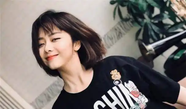 演"学生"最像的女演员,谭松韵还好,而她37岁看着却像高中生_吴倩