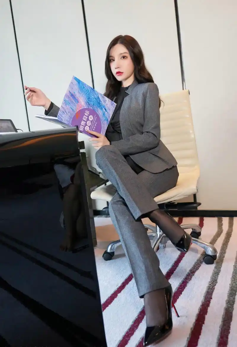 她是一位霸道女总裁,她高冷美丽而优雅,她坐在办公桌前,正在处理部门