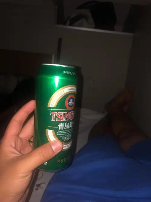 躺在床上来罐啤酒,舒坦.此时是19日凌晨00:15睡觉.