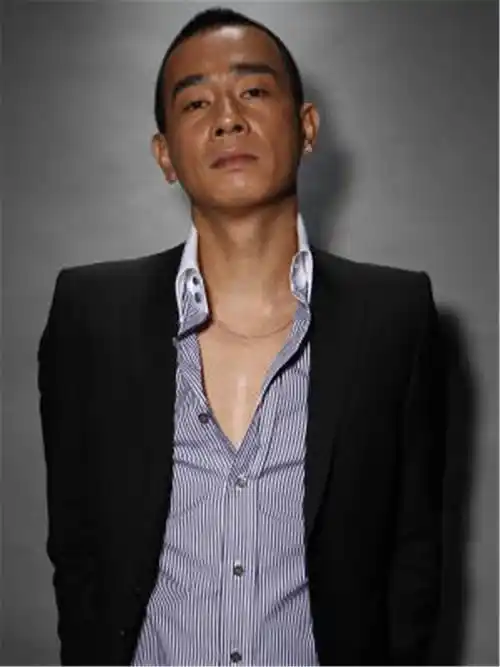 陈小春在长沙面馆吃面配大蒜惊呆粉丝,还被男孩喊小春哥哥