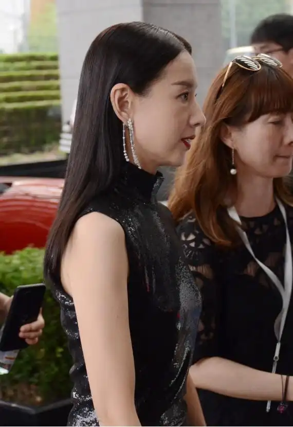 路人镜头下的董洁太显老,皮肤松弛还下垂,真太让人心疼了