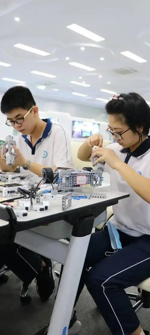 科创专题创新点燃梦想科技成就未来记龙海一中小平科技创新实验室