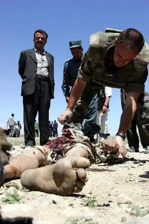 图文:阿富汗发生自杀式炸弹袭击(2)