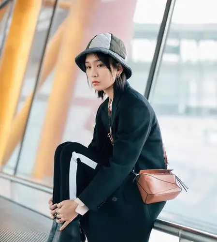 周笔畅一袭渐变色长裙,"90度"高跟鞋成亮点,网友:看得脚疼