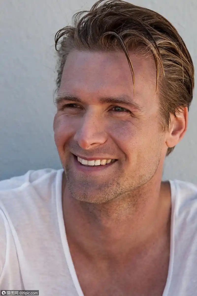 微笑男人的特写镜头