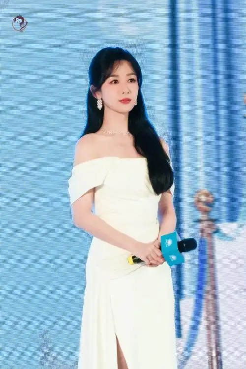 杨紫一字肩白裙