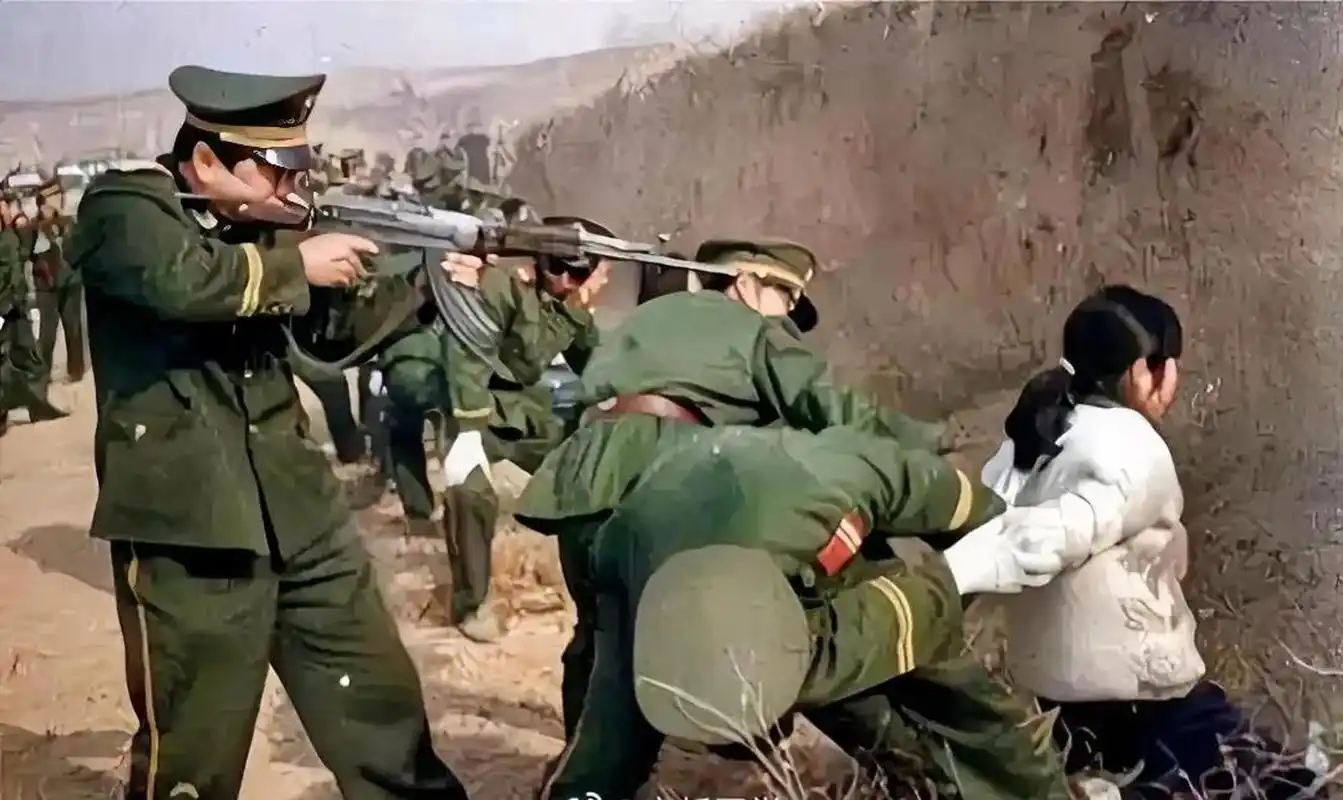 90年代,郊外的刑场,一名即将被处决的犯人,从照片中我们可以看到,犯人