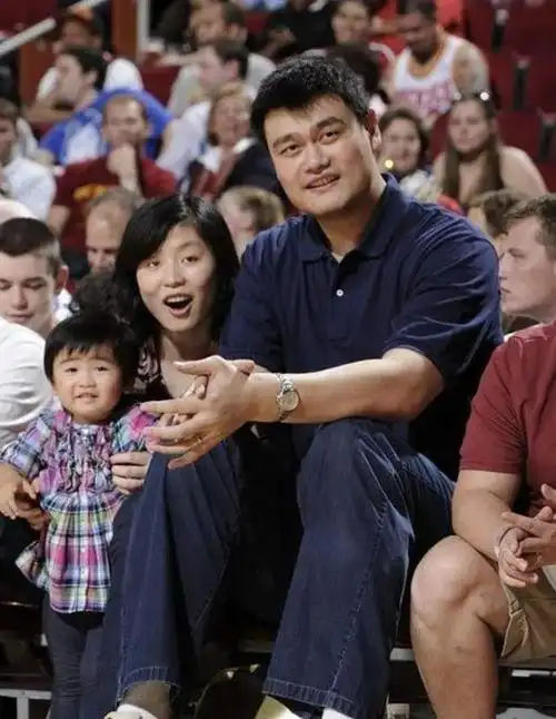 2007年,叶莉嫁给体重400斤,身高226厘米的姚明后,她