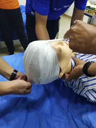 头部外伤的包扎!用绷带缠了一圈,可是我还是不会这个绕法!