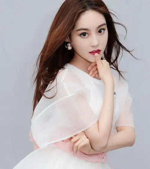 祝绪丹穿碎钻礼服出席夜宴侧颜美腿吸睛嘴含花朵妩媚动人