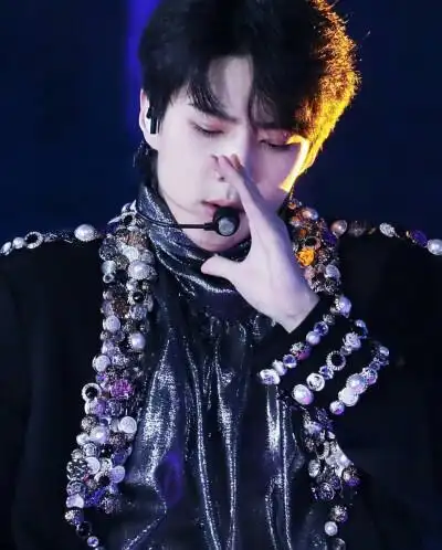 吴世勋/白衬衫顺光下的神颜仙子吴 17年舞台上已经成型的总裁 橙子勋