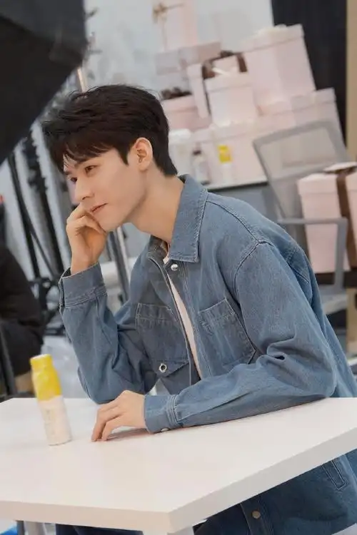 龚俊橙色系穿搭##龚俊金丝眼镜杀