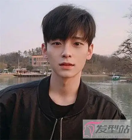 男生盖盖头是什么发型 潮男必备发型帅气满分